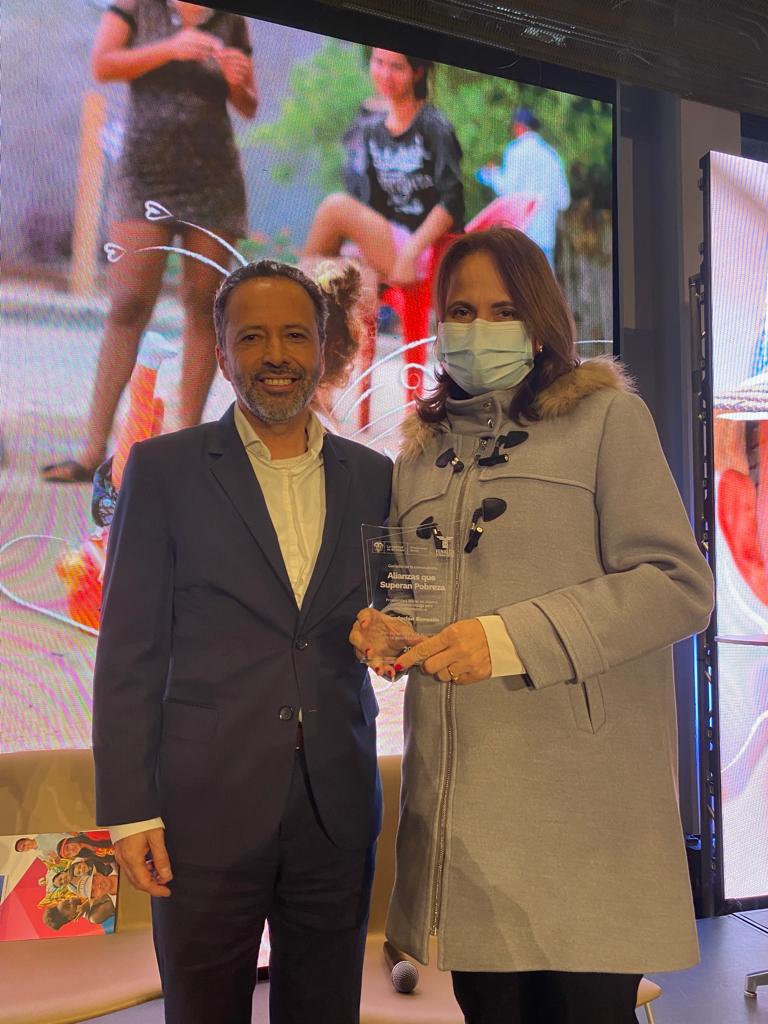 Premio otorgado a la Fundación Banasan por su programa de nutrición infantil, reconociendo su impacto en la salud y bienestar de los niños en Colombia.