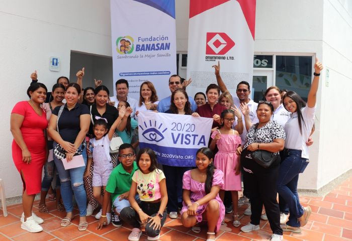 Banasan S.A.S y aliados en la campaña de salud visual en Ciénaga, entregando anteojos personalizados a los beneficiarios.