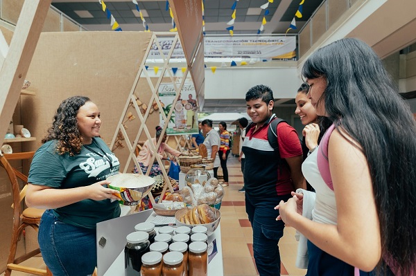 Platos típicos del Caribe colombiano presentados en la feria cultural gracias a Fundación Banasan.