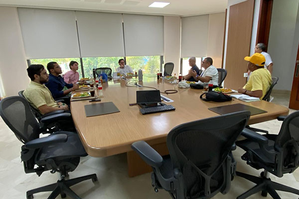 Banasan y miembros de Sintrainagro fortaleciendo alianzas por el bienestar de trabajadores.