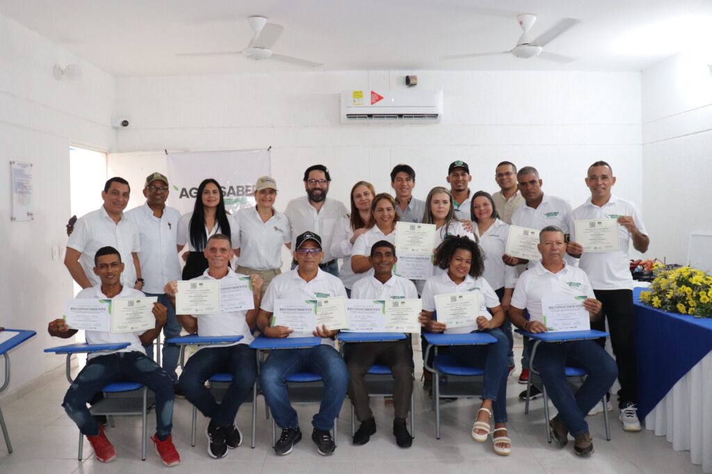 Trabajadores capacitados por Banasan S.A.S. en técnicas de cultivo y comercialización de banano.