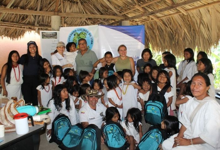 Niños de la comunidad indígena Teykú reciben kits escolares entregados por Banasan S.A.S y Corporagros.